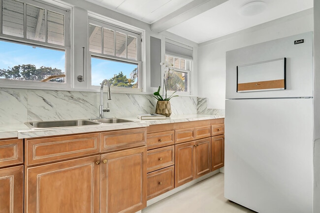 Building Photo - 515 46th St