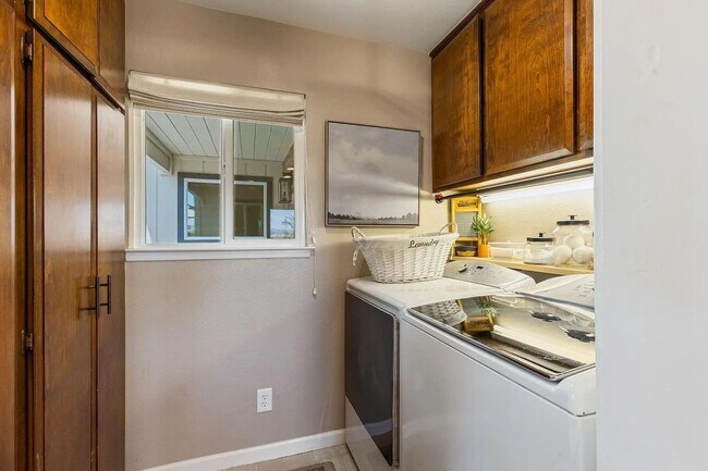 Building Photo - Luxury 5 Bedroom Home with Panoramic Views...