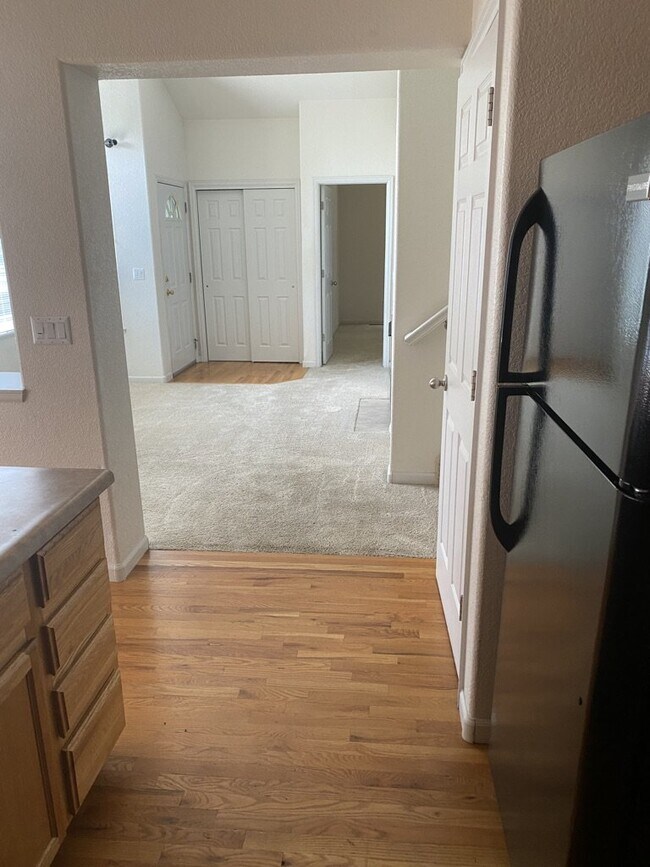 Building Photo - AVAILABLE SEPTEMBER! Charming Townhome in ...