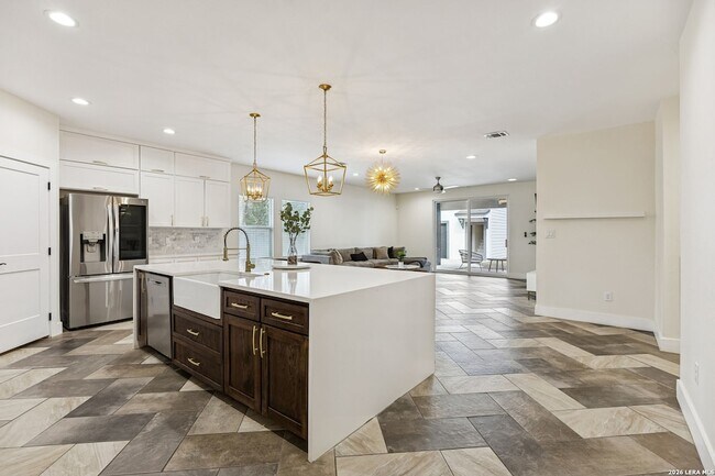 Building Photo - 303 Pendleton Ave