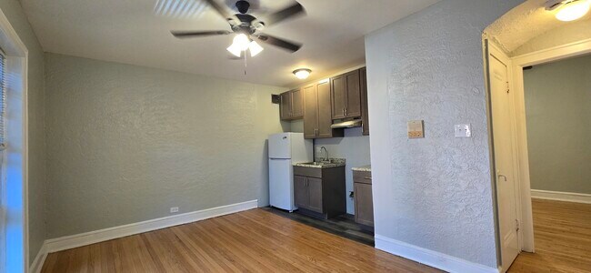 Building Photo - 4604 N Spaulding Ave