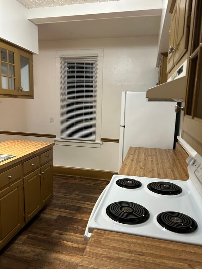 Building Photo - 1910 1st St