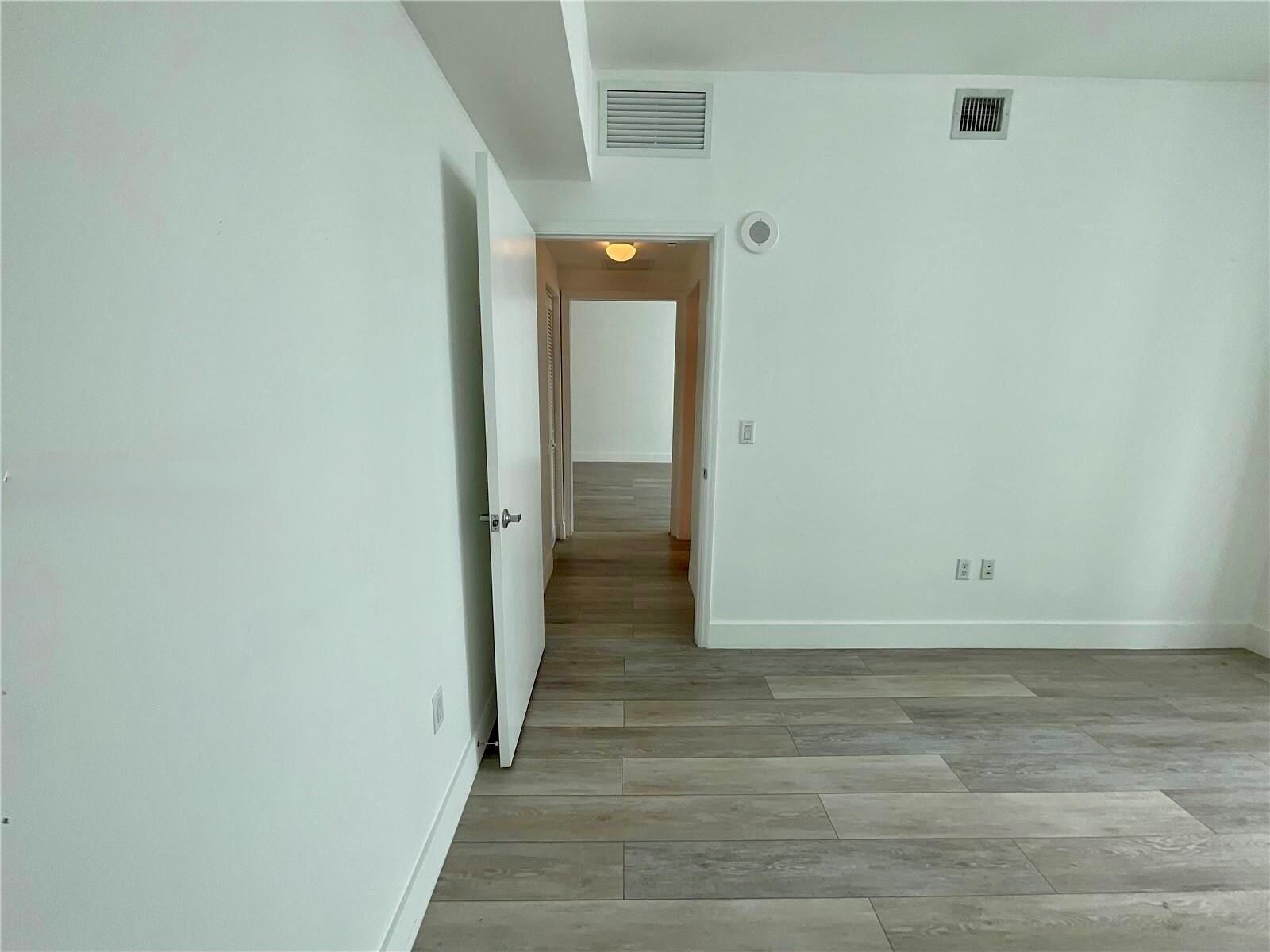 Building Photo - 950 Brickell Bay Dr