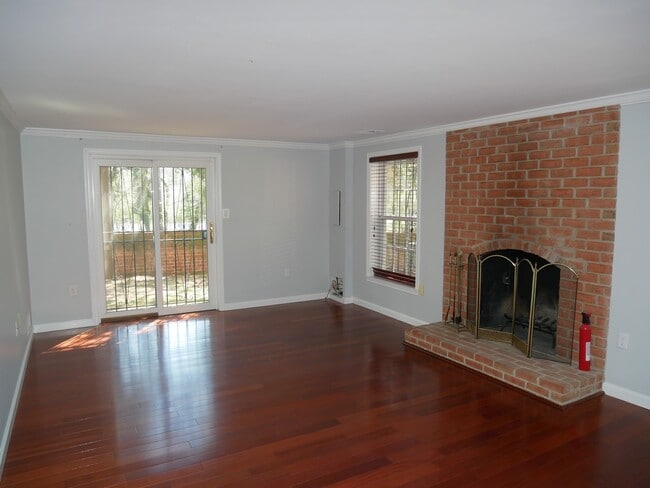 Building Photo - 4 Bedroom 3.5 Bath Corner Unit Townhouse o...