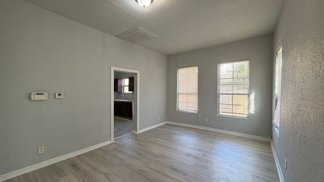 Building Photo - Newly Remodeled 3-Bedroom Home with Open Layout & Fenced Backyard in Dallas
