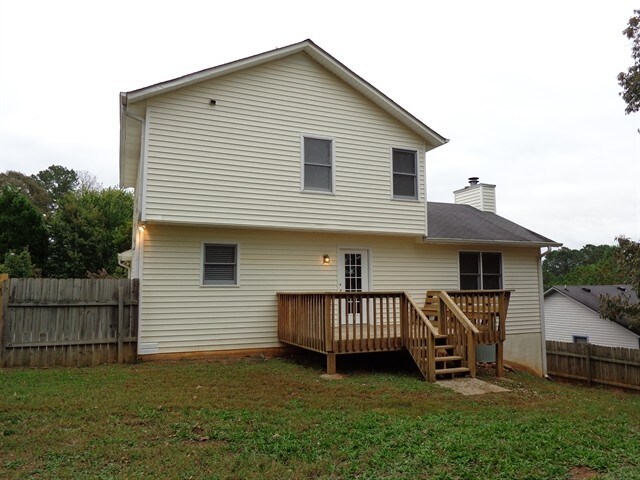 Building Photo - 1005 Whispering Woods Dr