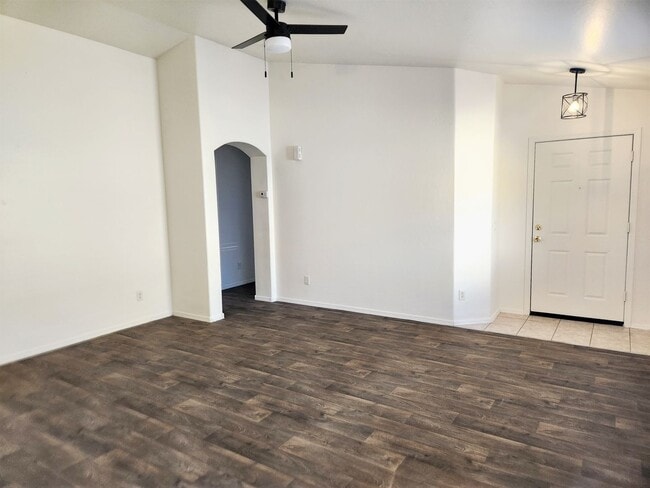 Building Photo - 3 bed 2 bath home