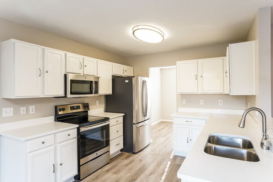 Building Photo - 6333 Saybrooke Dr