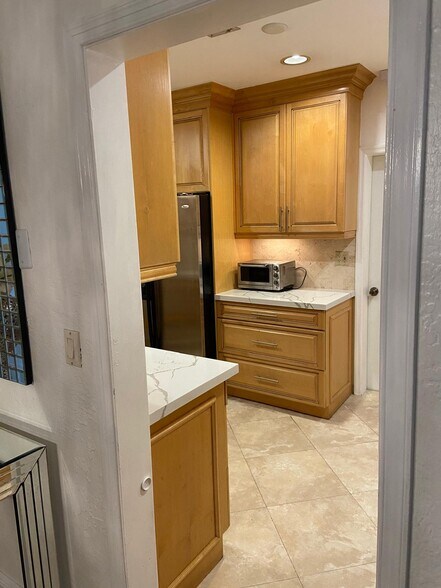 Building Photo - 3725 SW 60th Ct