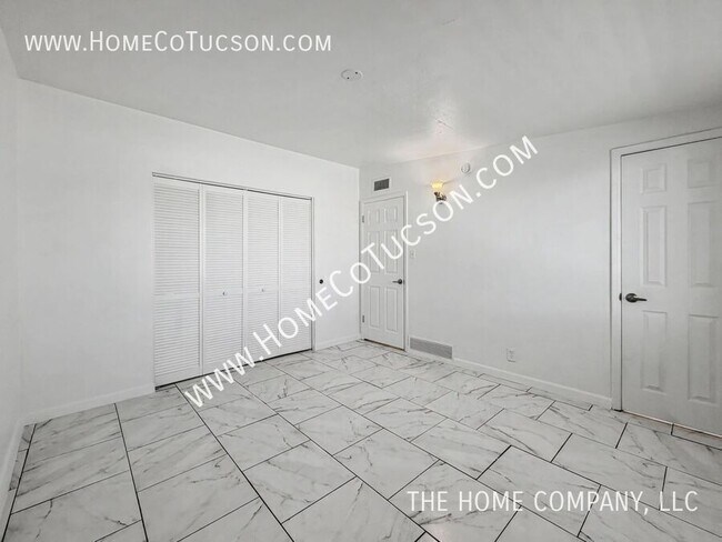 Building Photo - 6225 E Calle Aurora