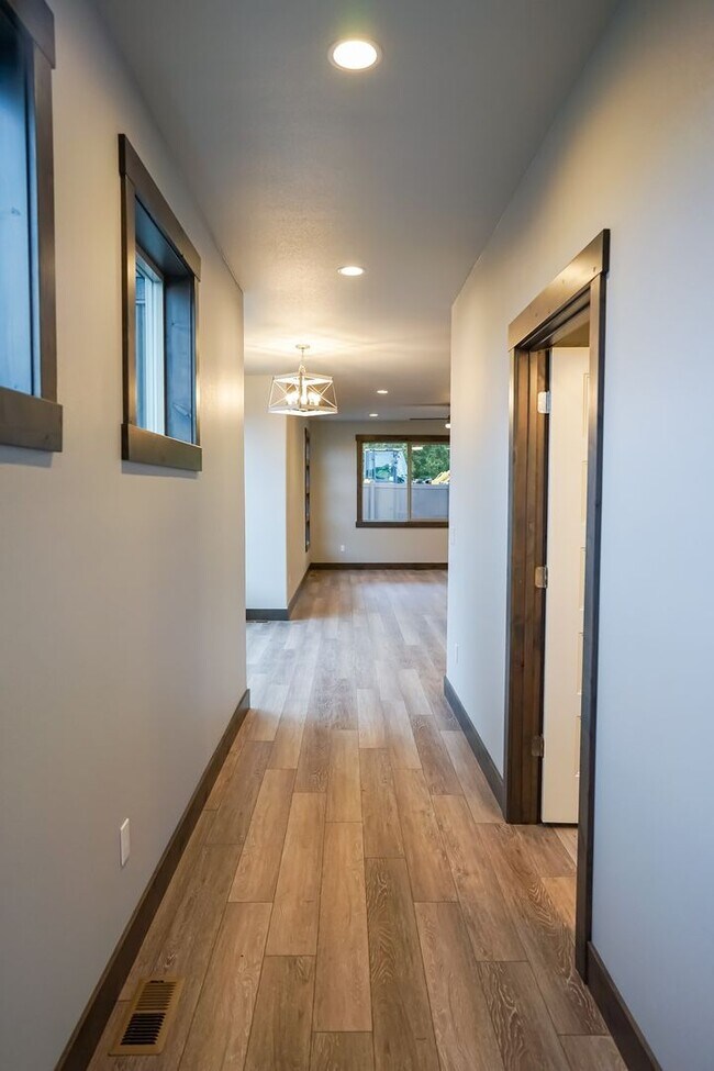 Building Photo - 14066 Rainier Loop