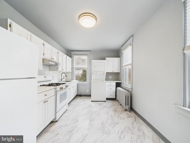 Building Photo - 246 S Fairview Ave