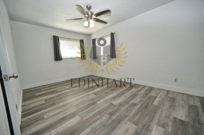 Building Photo - 5568 N Millbrook Ave
