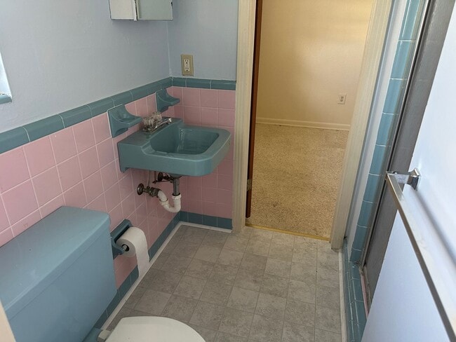 Building Photo - Convenient Leesburg Living – Walk to Leesburg High School!