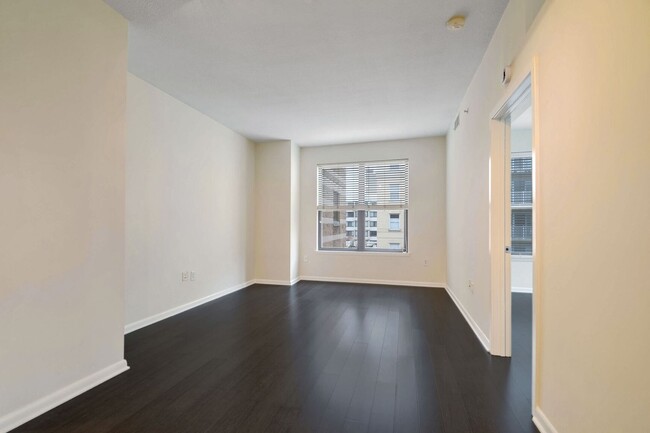 Building Photo - Concierge Building! Available Now! 1 Bed +...