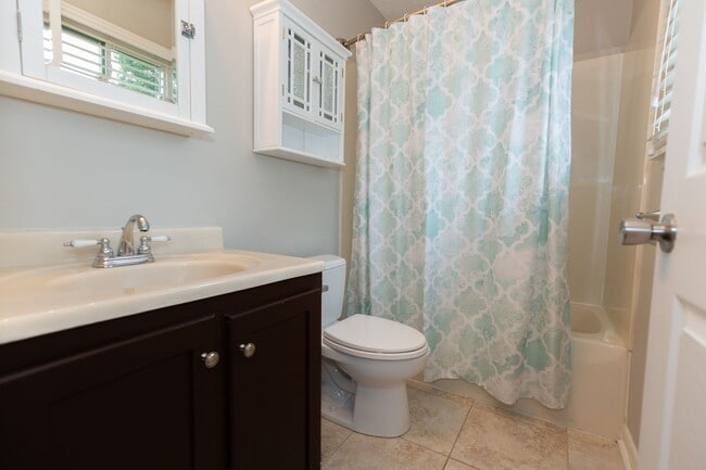 Building Photo - 4 Bed, 2.5 Bath Single Family Home in Winc...