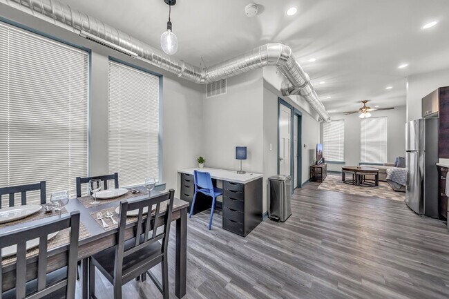 Building Photo - Furnished 2-Bedroom, 2-Bath Apartment near the Medical Campus