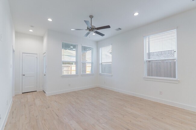 Building Photo - 10747 Pine Pink