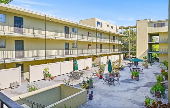 Building Photo - Adorable Remodeled Studio! Walk to Lake Merritt, Trader Joes, Whole Foods! Parking Included!