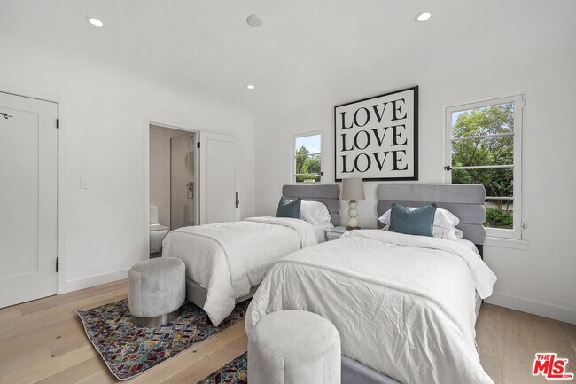 Building Photo - 712 N Rodeo Dr