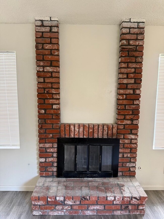 Building Photo - Spacious 4-Bedroom Home in Northeast Bakersfield