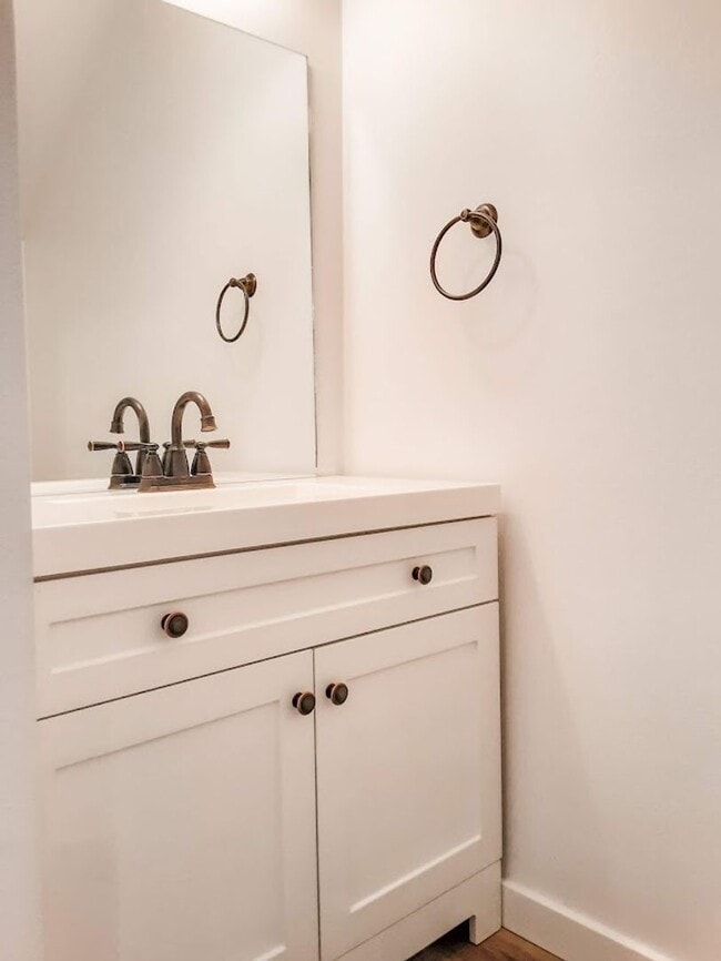 Building Photo - 2 BED/ 1.5 BATH TOWNHOME