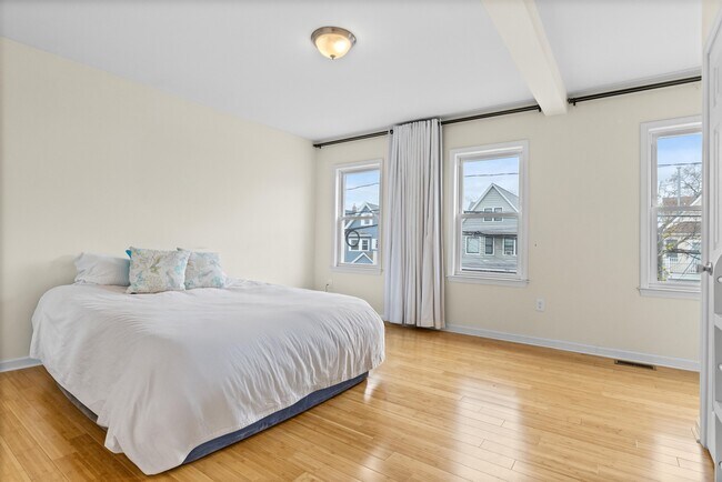 Building Photo - 37 E 35th St