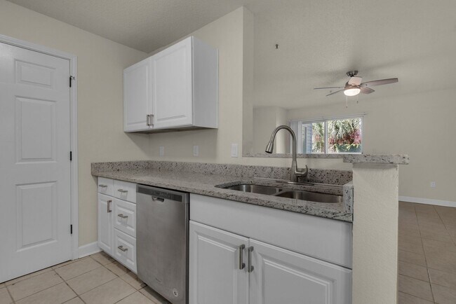 Building Photo - Beautifully remodeled 1B/1B Unfurnished Co...