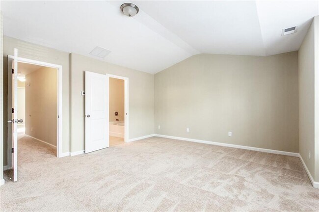 Building Photo - 2105 Greencrest Cir