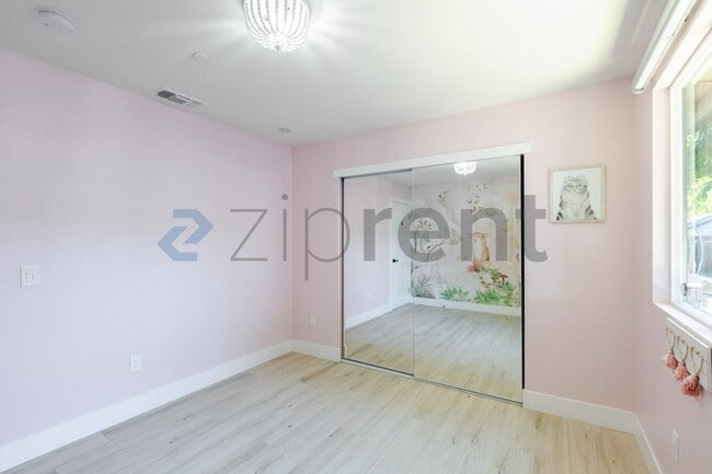 Building Photo - Unit