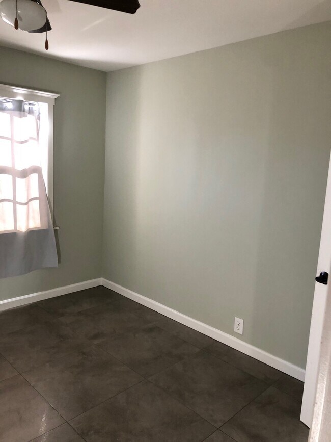 Bedroom. - 344 1/2 N Bixel St