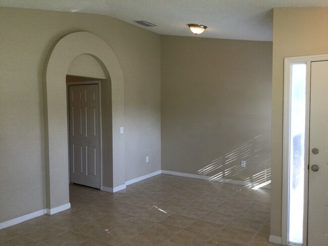 Building Photo - 305 Abigail Rd