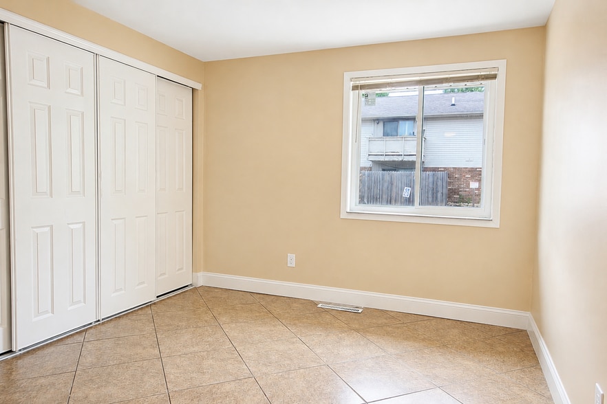 Bedroom 3 - 370 Villabrook Dr