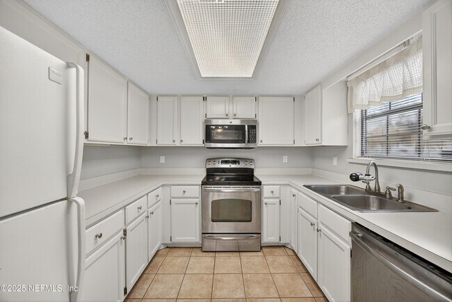 Building Photo - 3945 Oak St