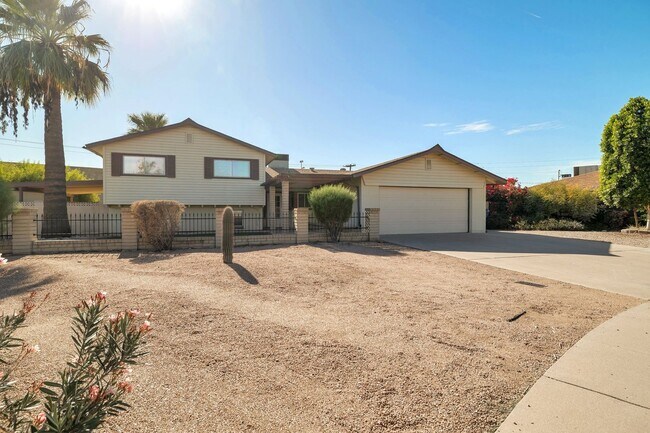 Building Photo - Large Trilevel home backing 60 with pool and close to ASU
