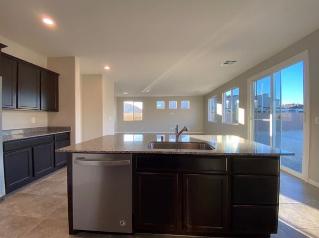 Building Photo - 4 BED 2.5 BATH 2 CAR GARAGE,  LARGE CORNER...