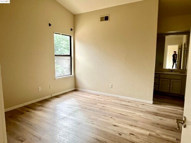 Building Photo - 730 Forest View Common