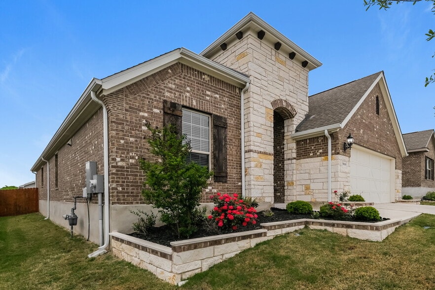 Building Photo - 5908 Bianca Dr