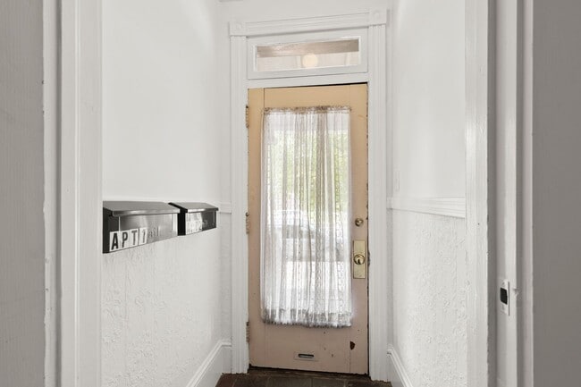 Building Photo - Spacious 1 Bedroom Apartment with Den - In Unit Laundry!