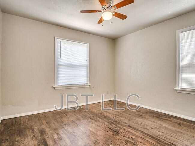 Building Photo - 2132 Andover Ct