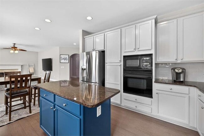 Building Photo - 7819 Brass Lantern Dr
