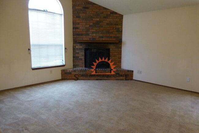 Building Photo - Lovely 3 bedroom 2 bathroom brick home wit...