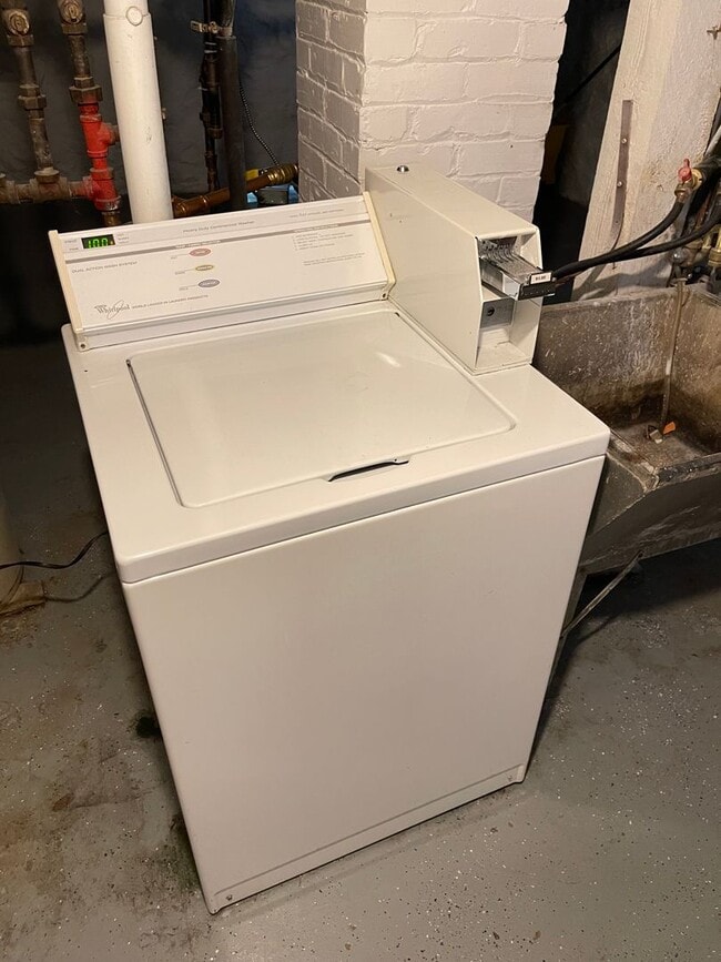 Building Photo - AVAILABLE NOW! FOR A DECEMBER 1ST MOVE IN - 4 Bedroom 1 Bath Home!