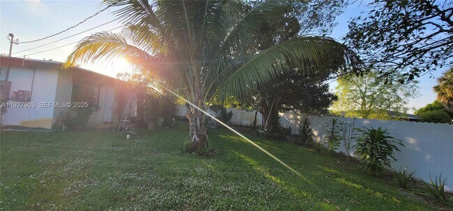 Building Photo - 6641 SW 26th St