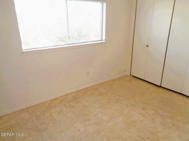 Building Photo - 3028 E Glen Dr