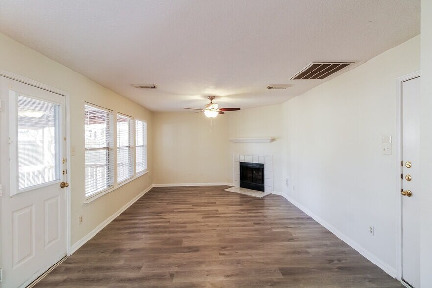 Building Photo - 14422 Cypress Valley Dr