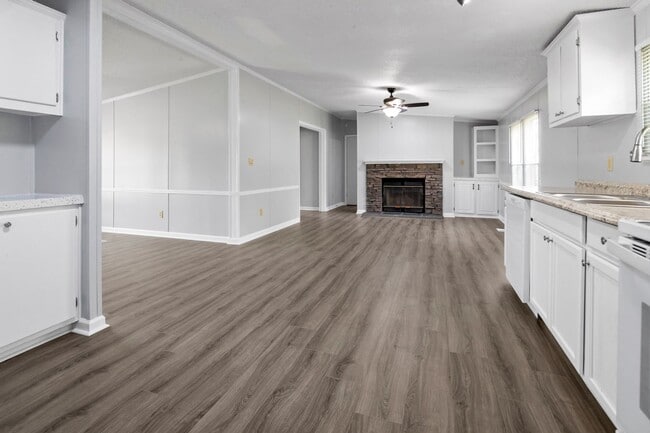 Building Photo - 3 Bed 2 Bath Home Close to Fort Bragg