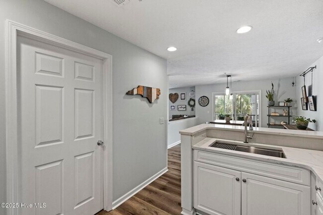 Building Photo - Fully furnished dream condo in Carolina Beach