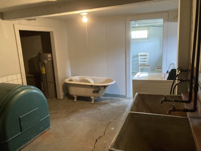 Building Photo - 408 S 1st St