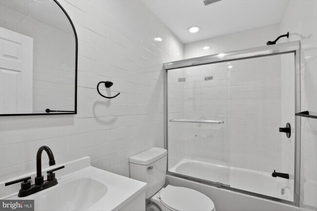 Building Photo - 712 N American St